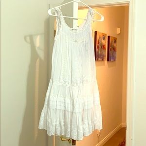 White lace sleeveless dress